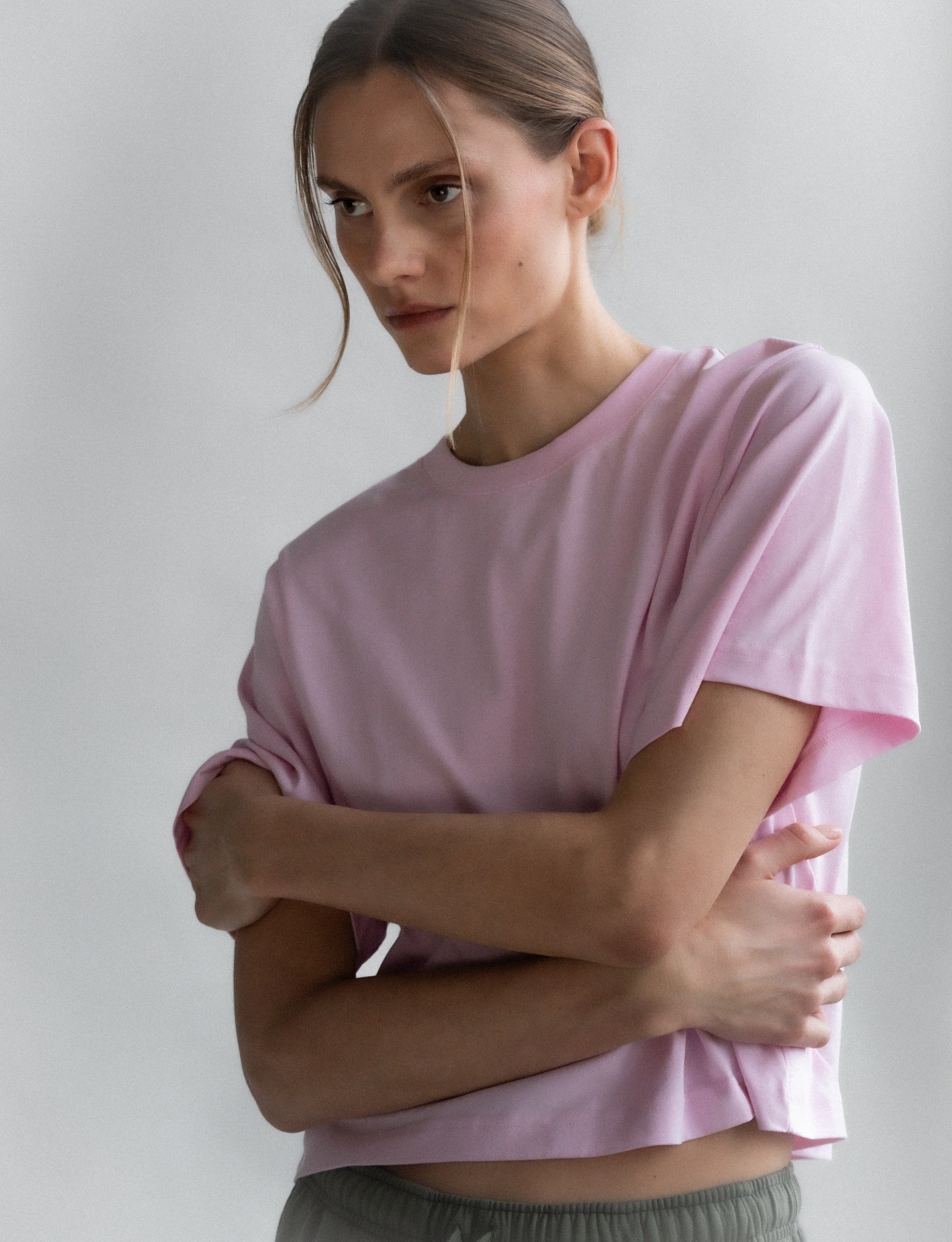 The Noa in Rose Pink. 180 grams organic cotton. GOTS certified. Shown on model. 
