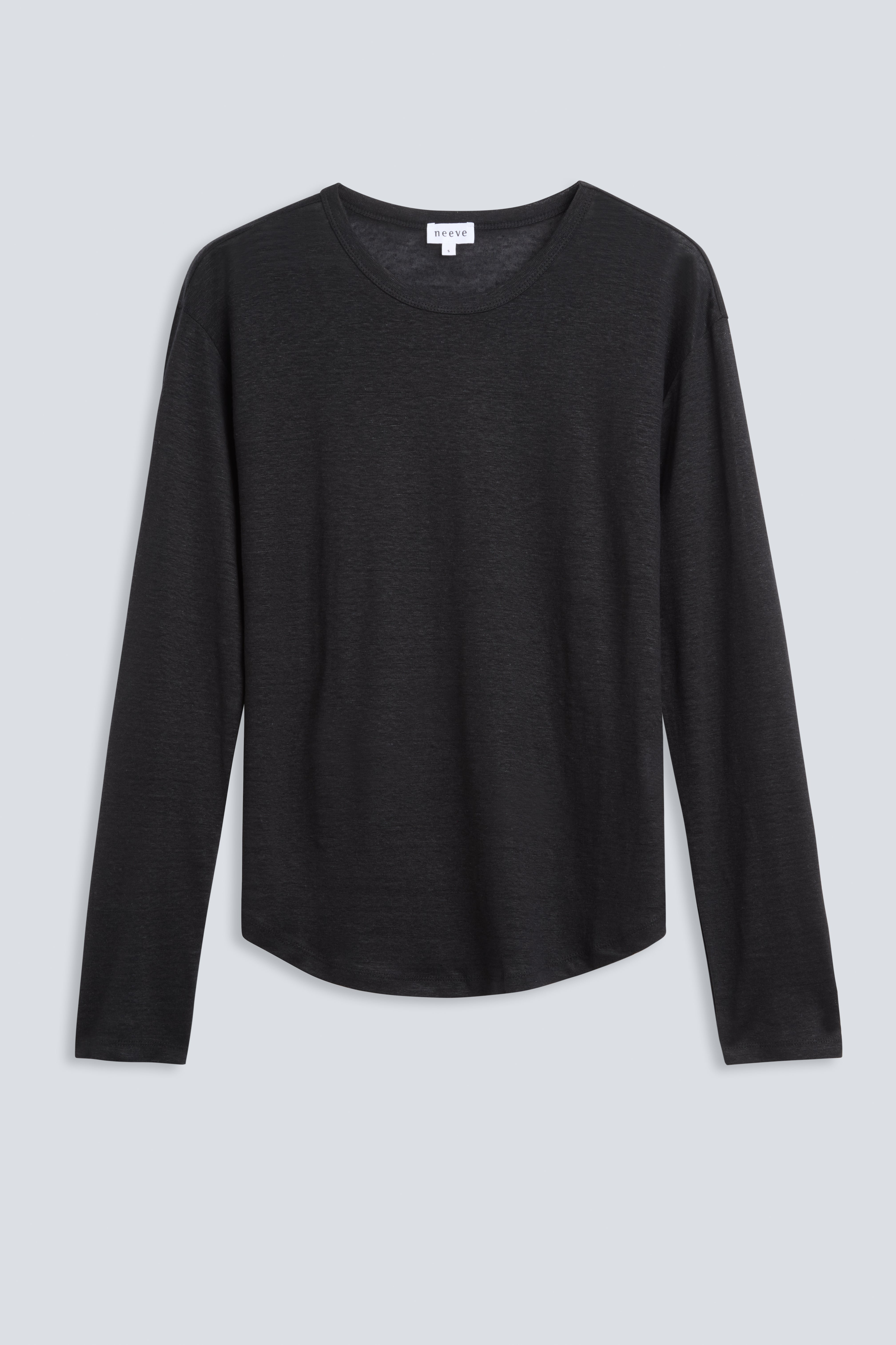 The Reese in Essential Black. 100% linnen, slightly oversized longsleeve. Front view. 