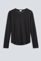 The Reese in Essential Black. 100% linnen, slightly oversized longsleeve. Front view. 