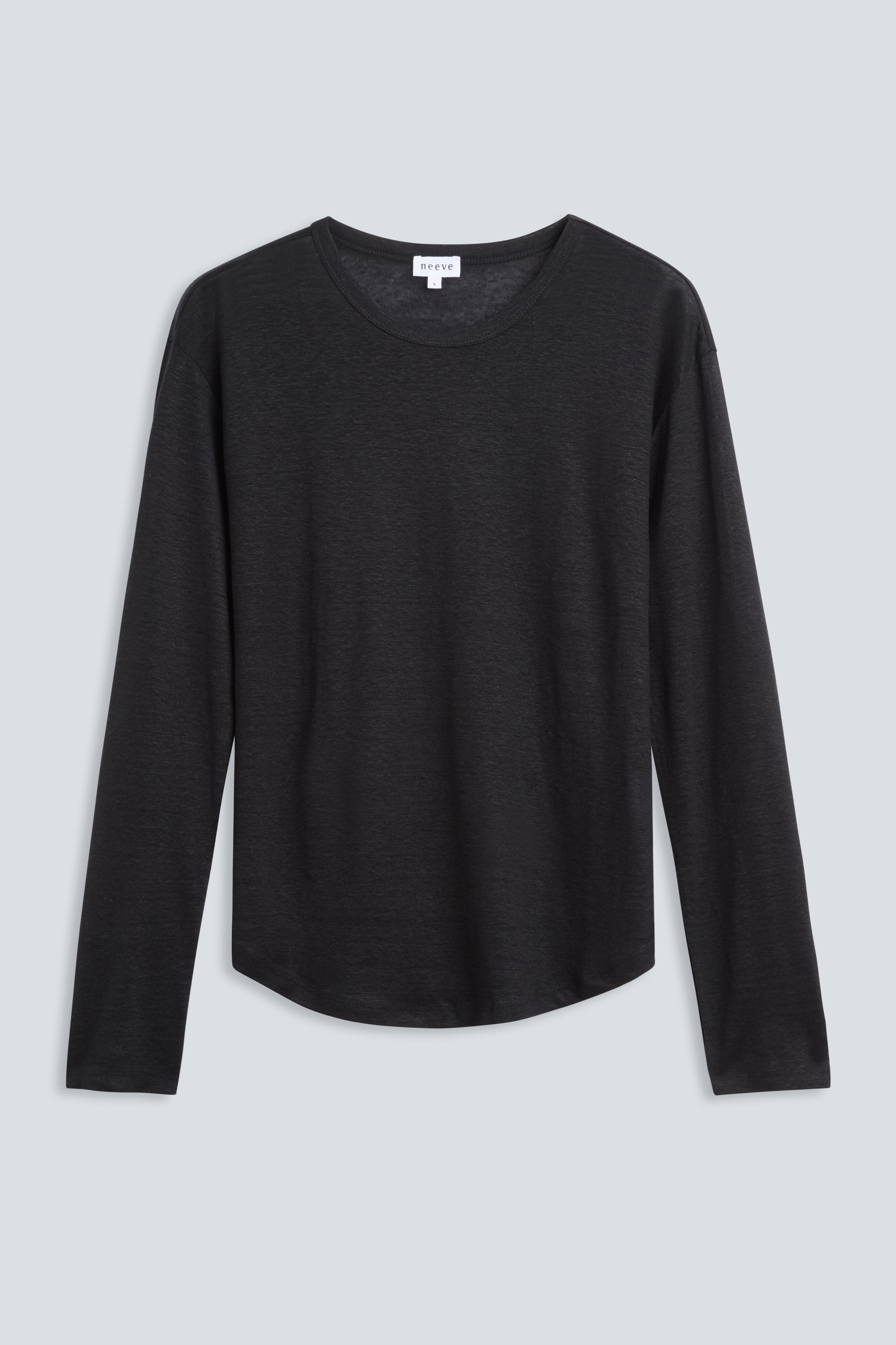 The Reese in Essential Black. 100% linnen, slightly oversized longsleeve. Front view. 