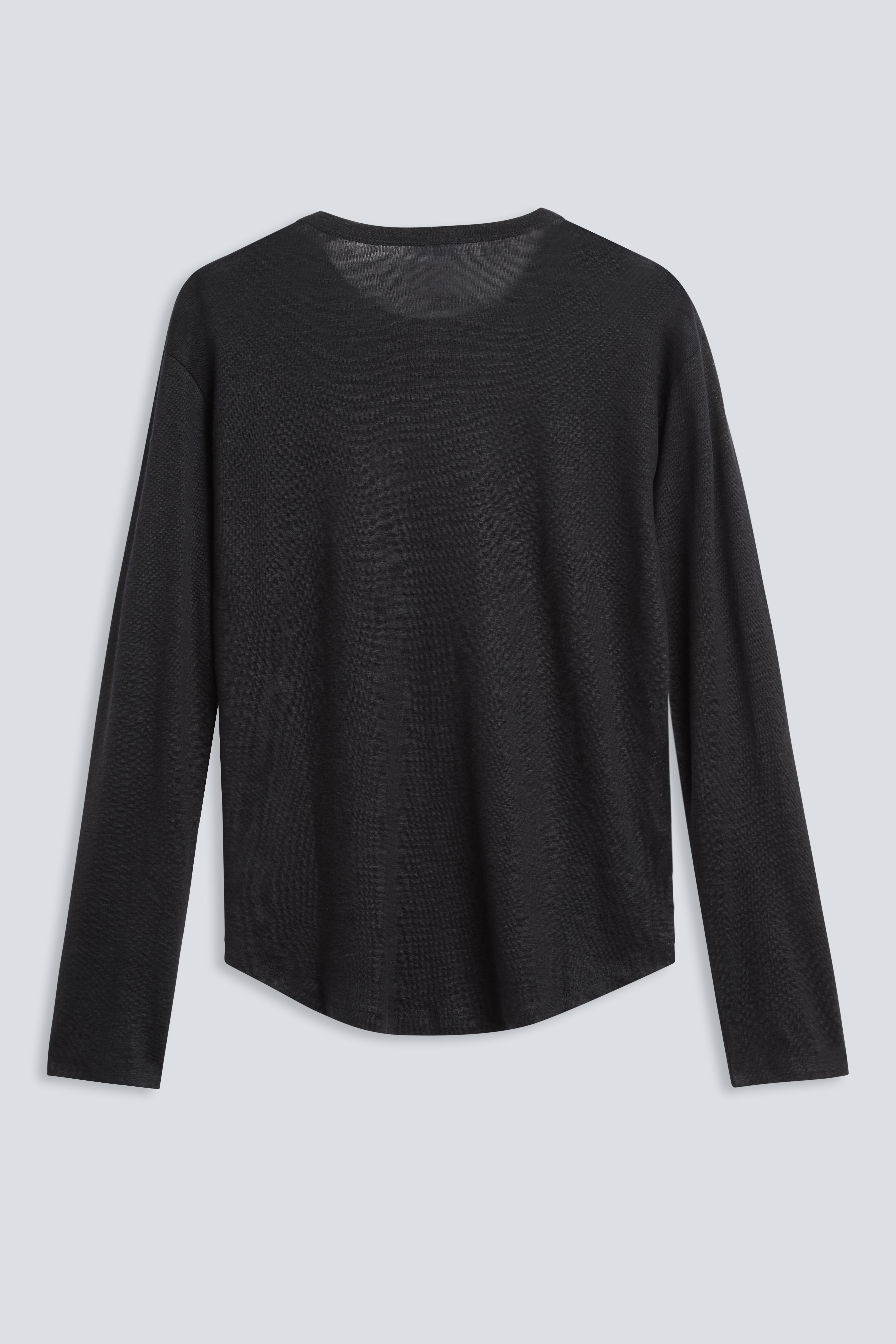 The Reese in Essential Black. 100% linnen, slightly oversized longsleeve. Back view. 