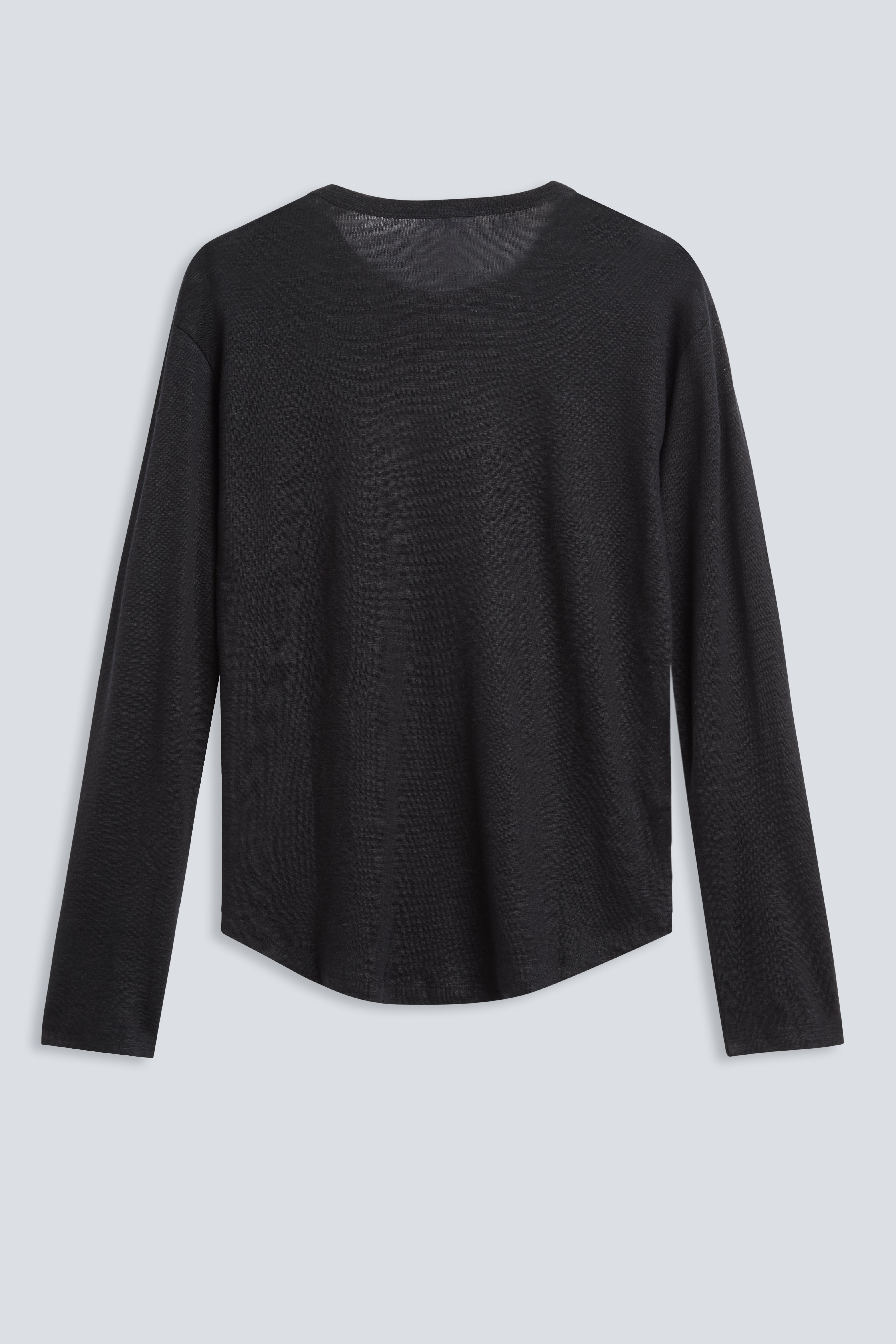 The Reese in Essential Black. 100% linnen, slightly oversized longsleeve. Back view. 