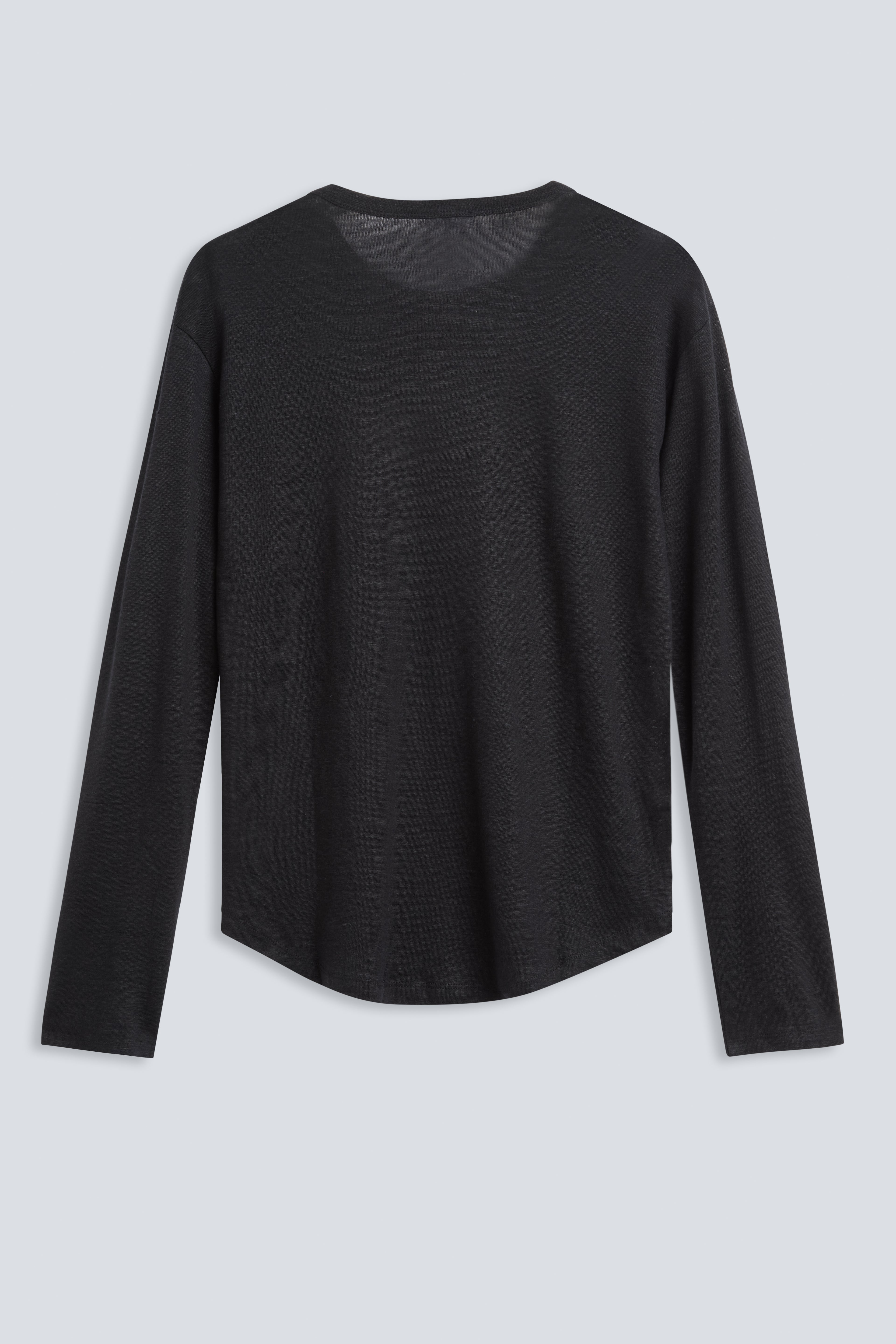 The Reese in Essential Black. 100% linnen, slightly oversized longsleeve. Back view. 