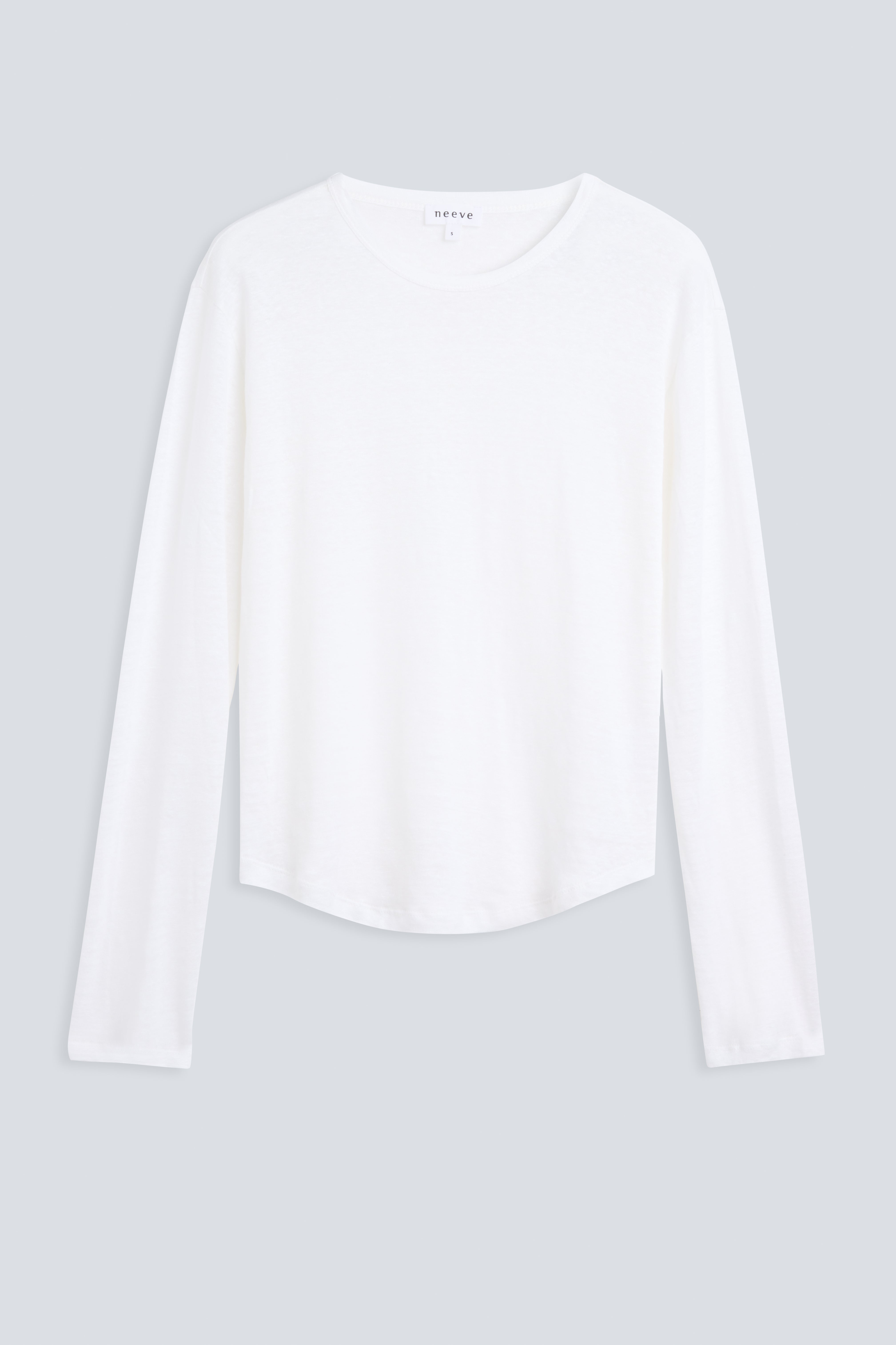 The Reese in Off-White. 100% linnen, slightly oversized longsleeve. Front view. 