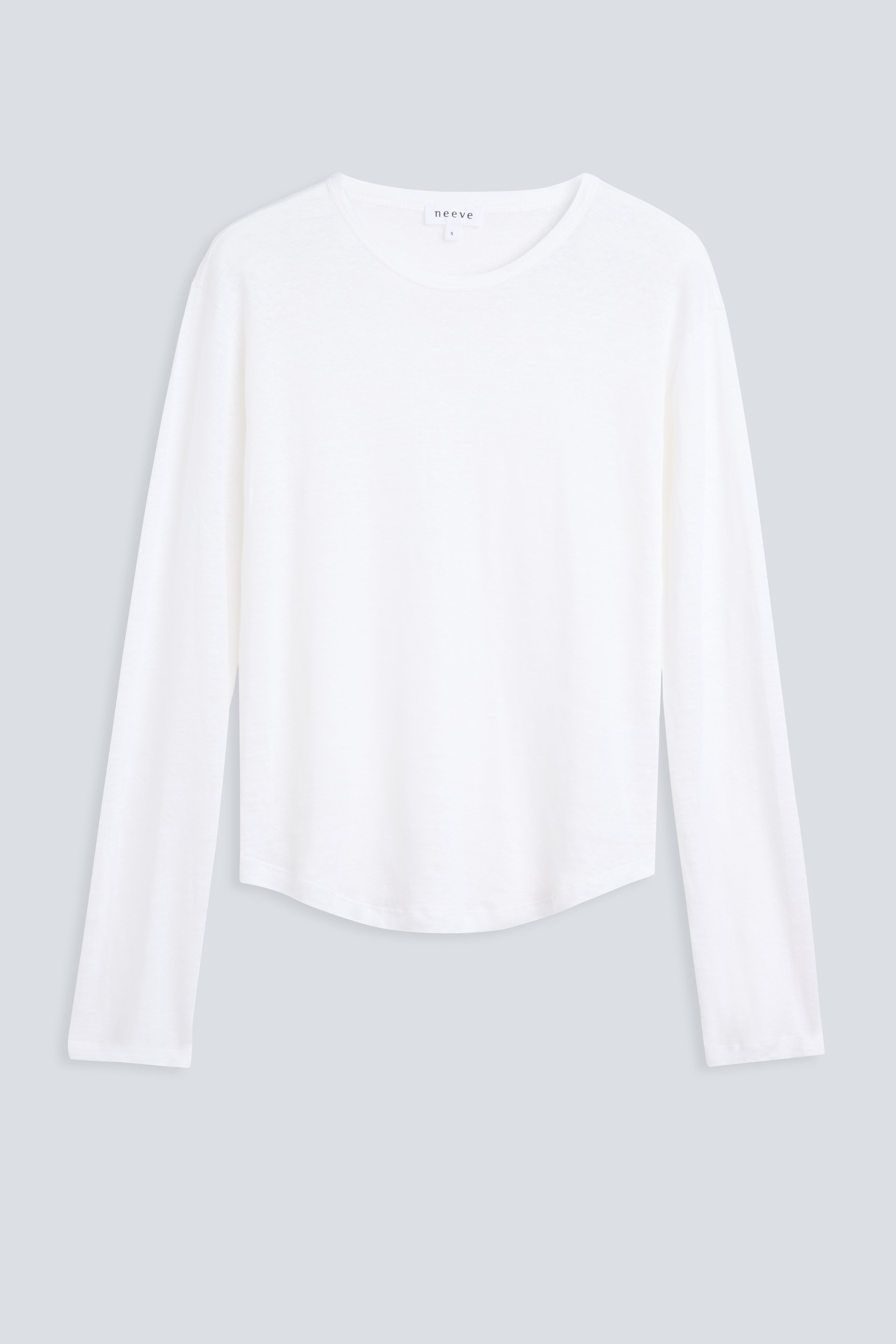 The Reese in Off-White. 100% linnen, slightly oversized longsleeve. Front view. 