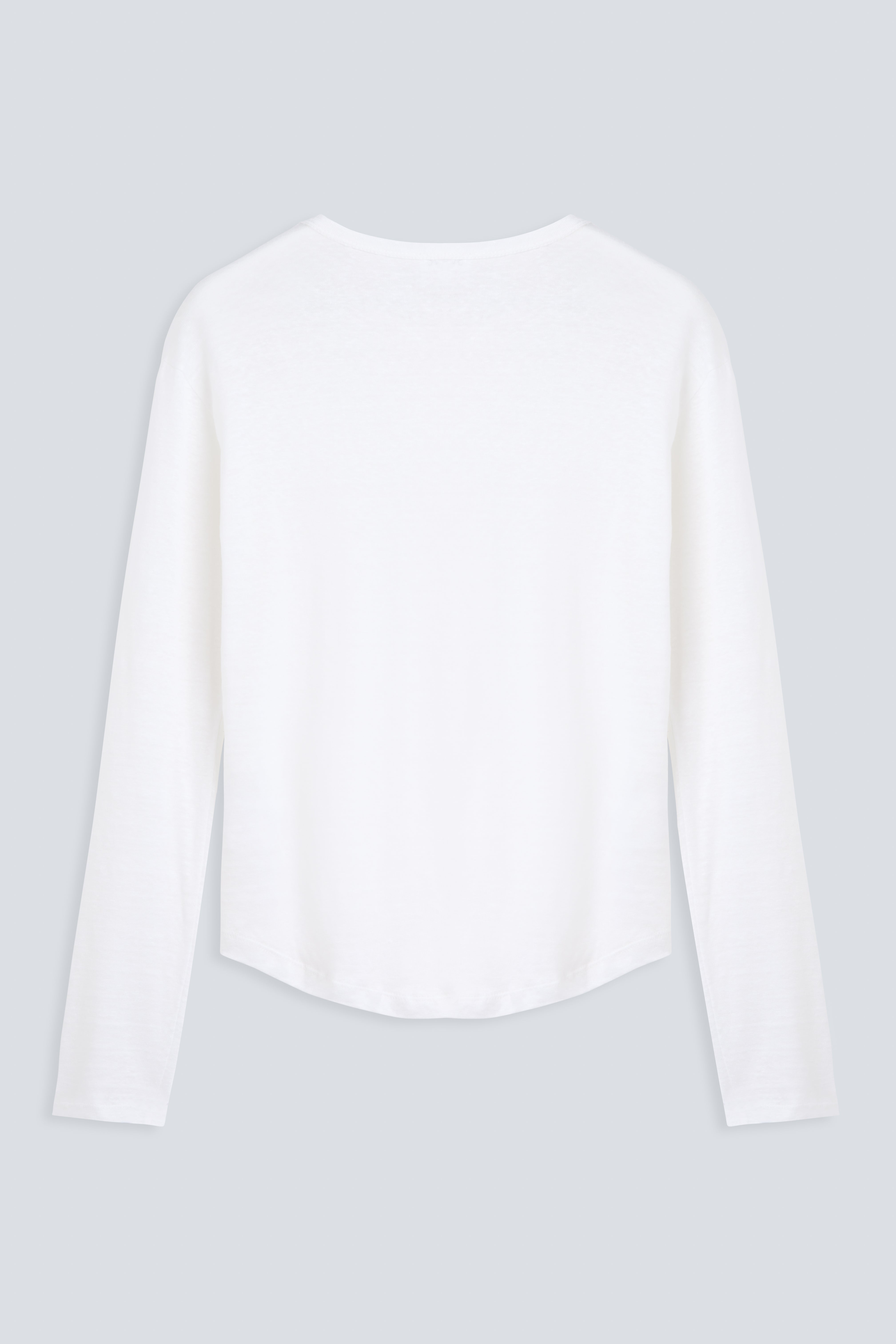 The Reese in Off-White. 100% linnen, slightly oversized longsleeve. Back view. 