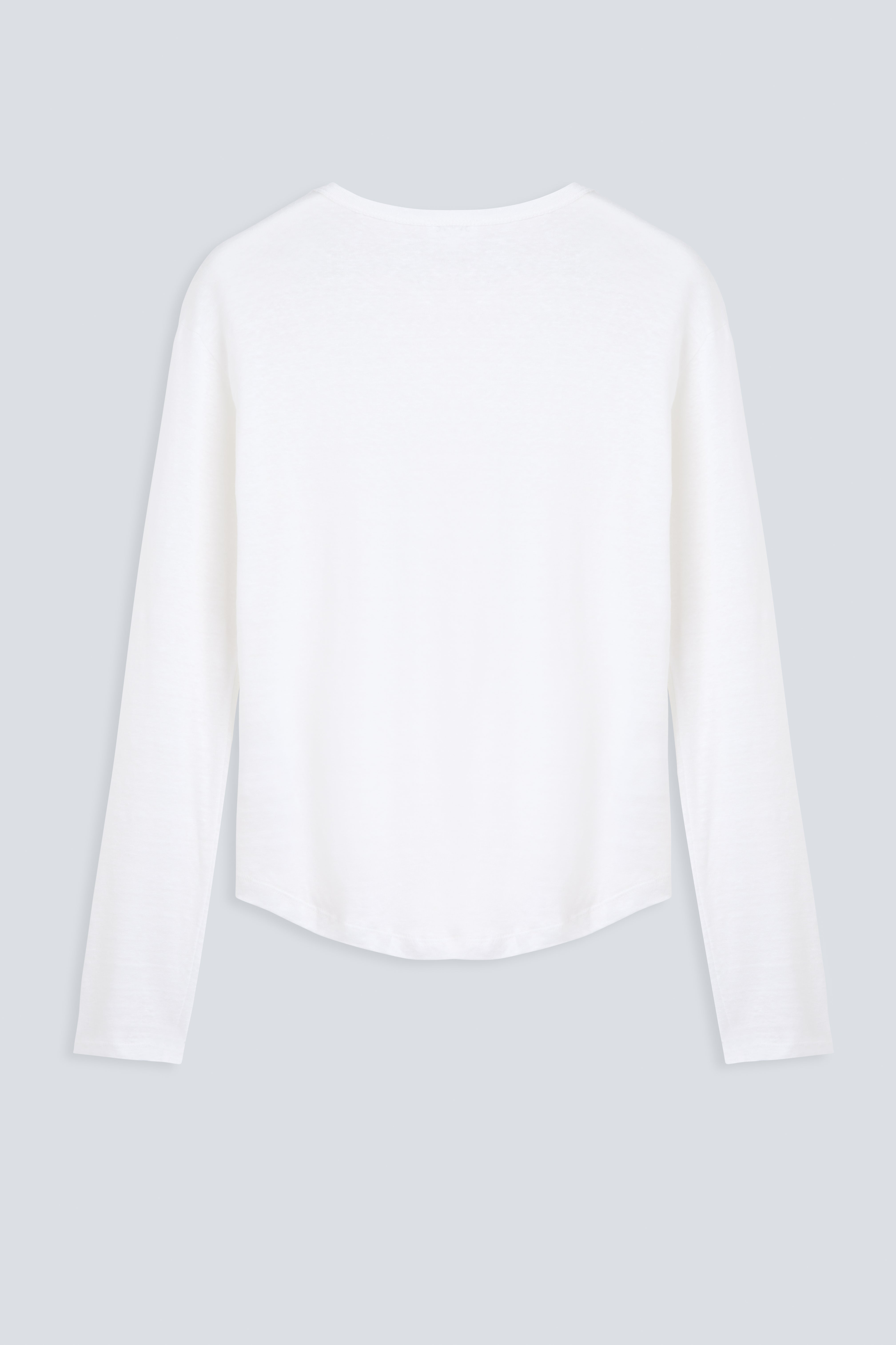 The Reese in Off-White. 100% linnen, slightly oversized longsleeve. Back view. 