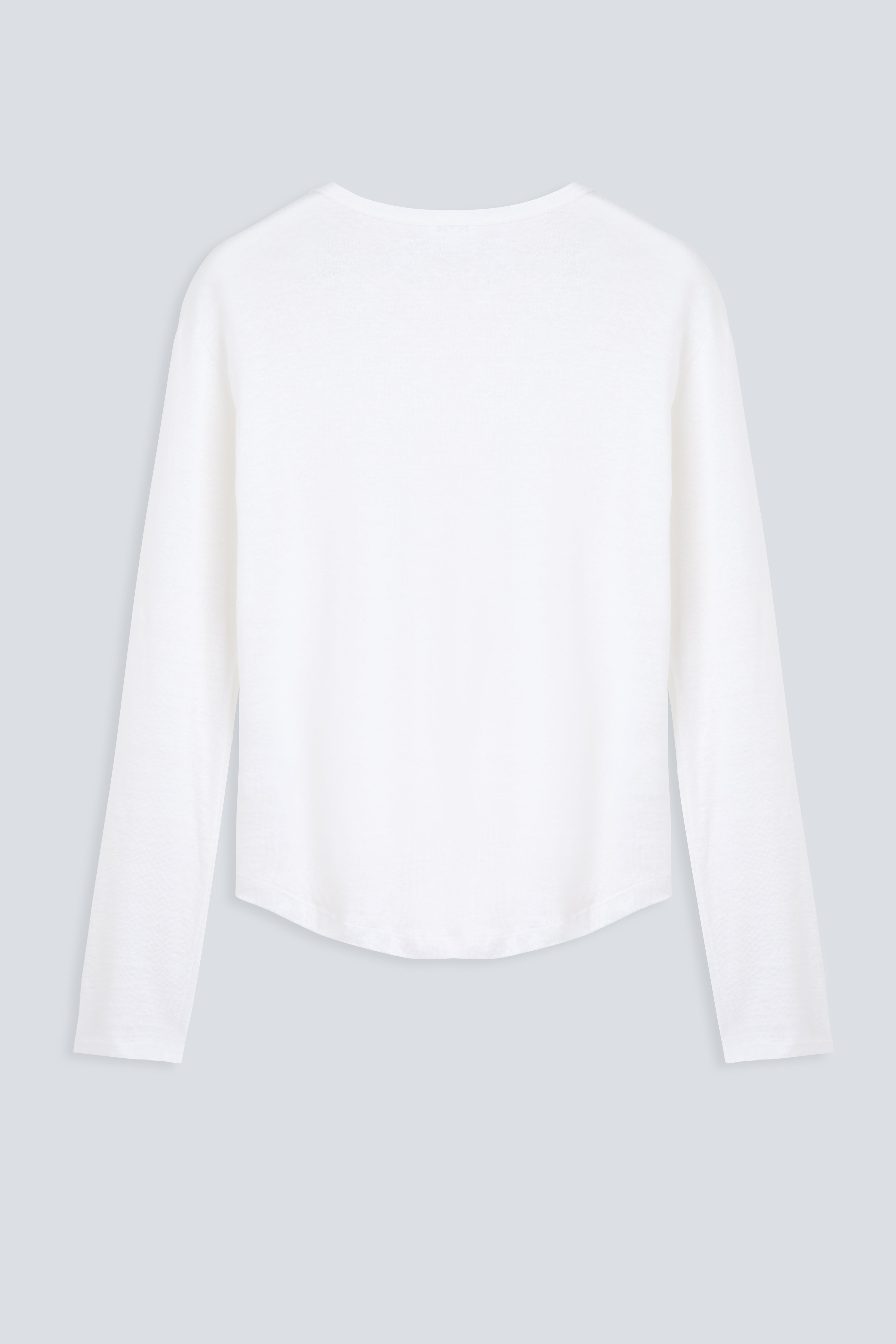 The Reese in Off-White. 100% linnen, slightly oversized longsleeve. Back view. 