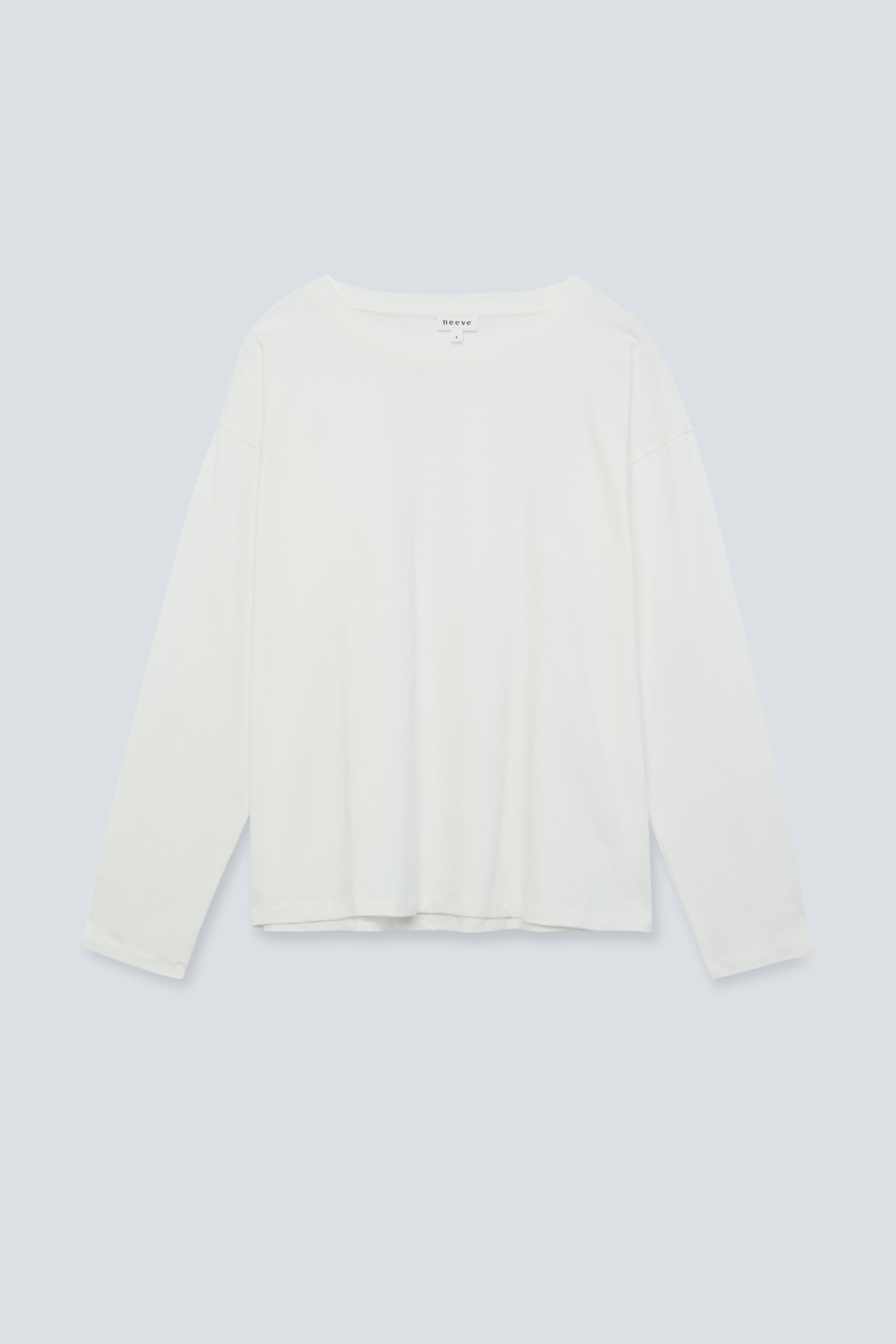 The Rose in Off-White. An oversized long sleeve that wears like a sweater, but lighter. 95% organic cotton with 5% elastane. GOTS. Front view. 
