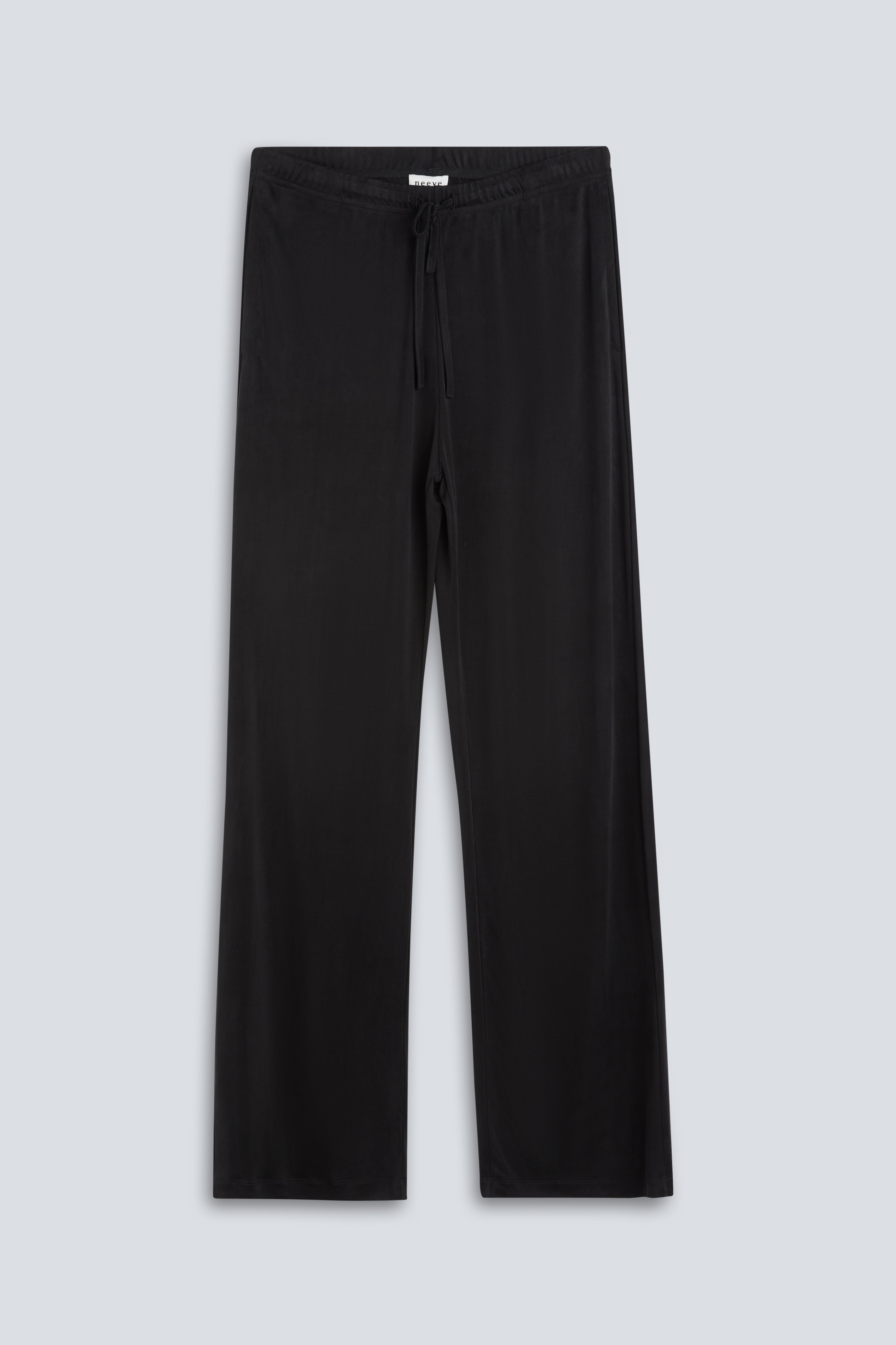 The Sam Essential Black. 100% Lyocell.  Front view. 
