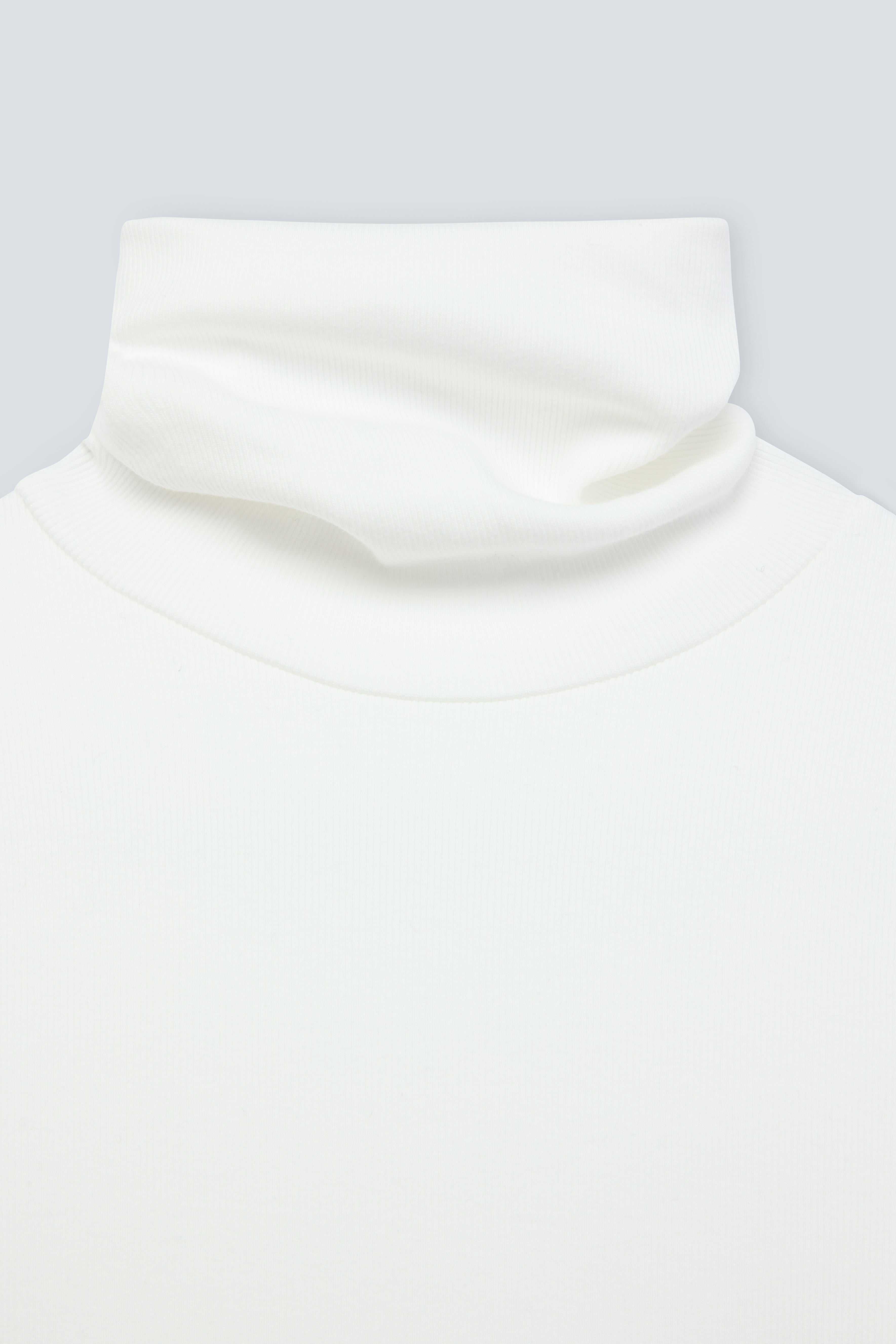 The Theresa in Off-White. Ribbed Turtleneck. 95% organic cotton with 5% elastane. GOTS. collar detail. 