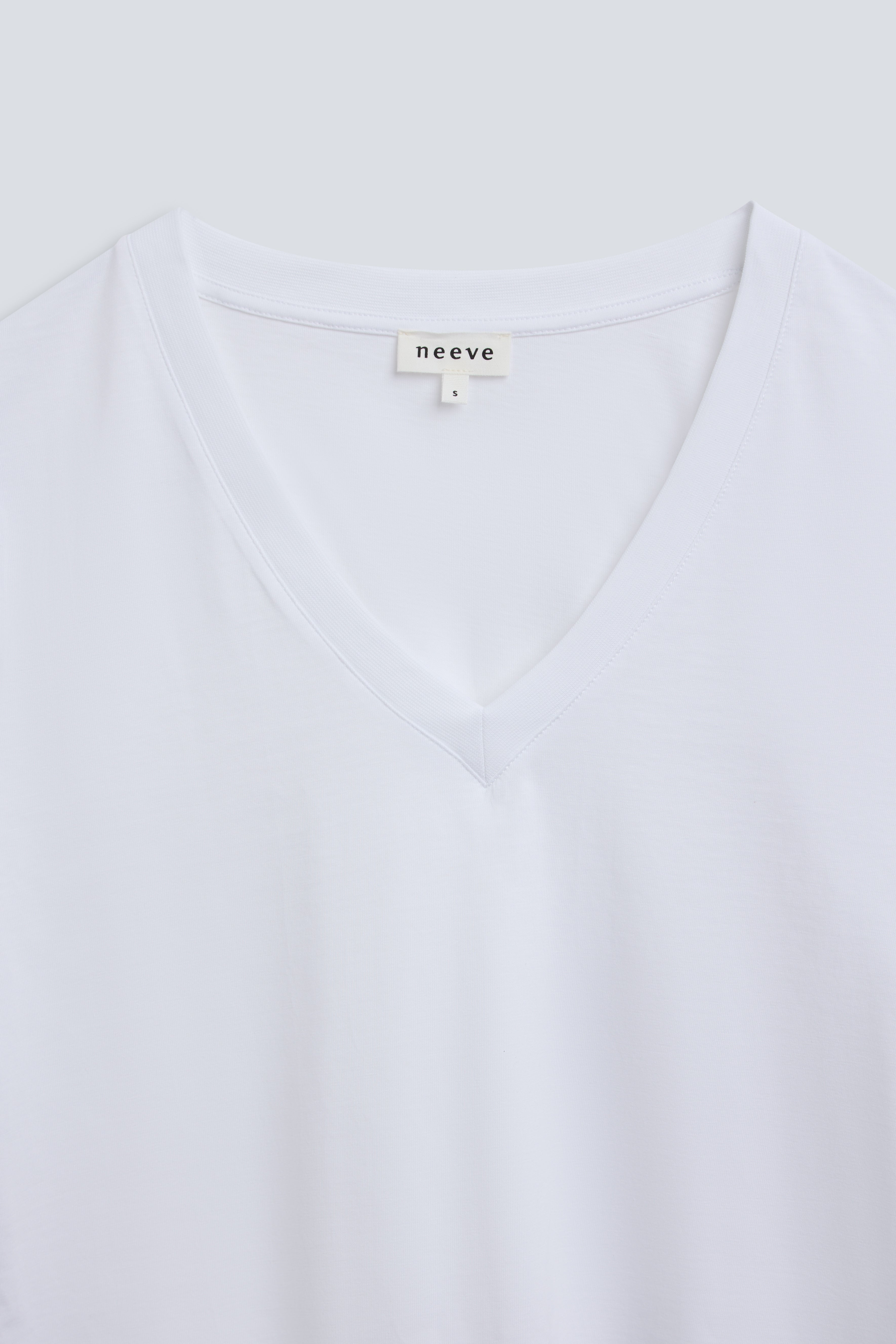 The Victoria in Crispy White. 180 grams 100% organic cotton. GOTS Certified. Close V-neck. 