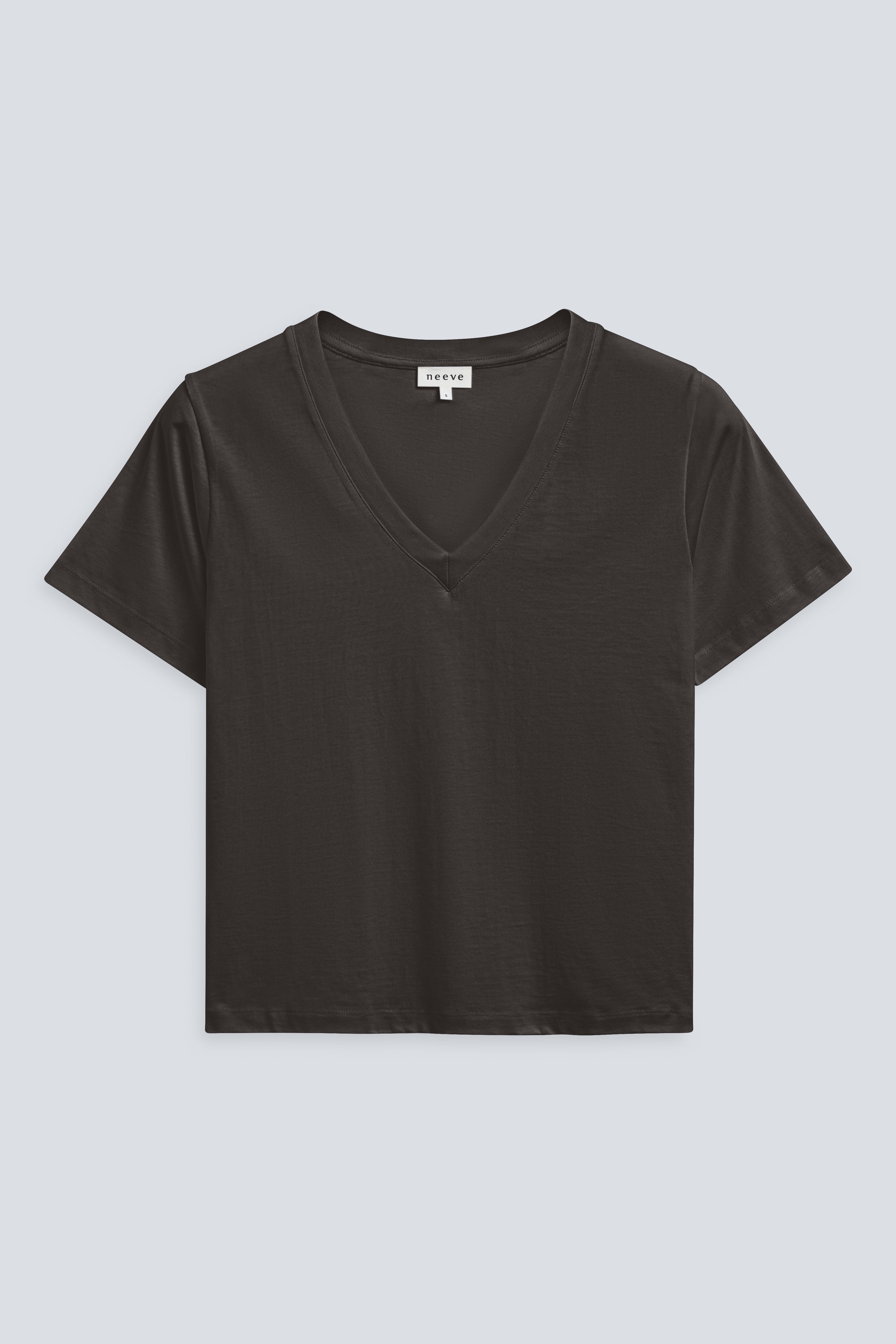 Front view The Victoria in Pitch Black. 100% organic cotton T-shirt 180 grams GOTS certified