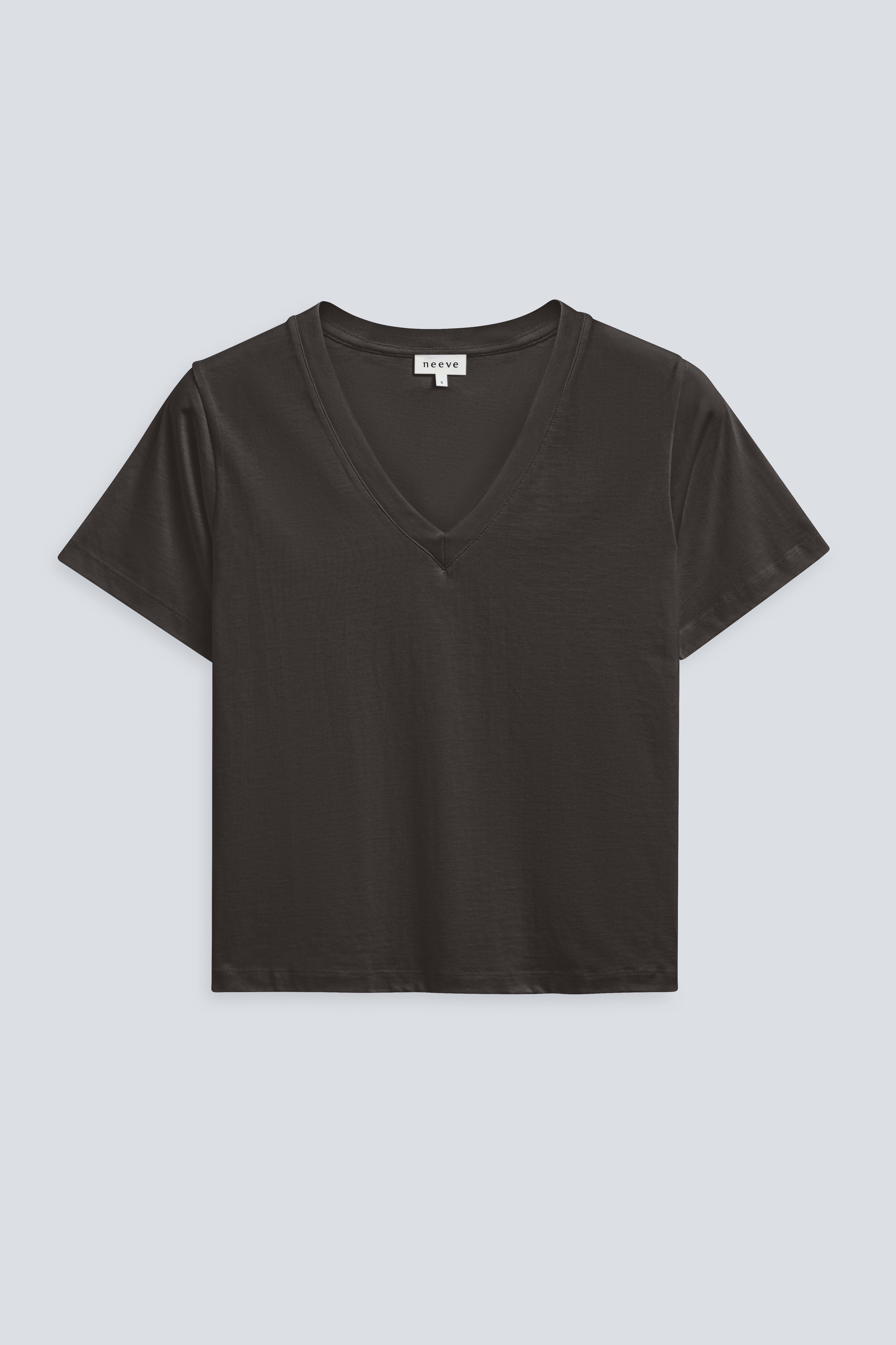 Front view The Victoria in Pitch Black. 100% organic cotton T-shirt 180 grams GOTS certified