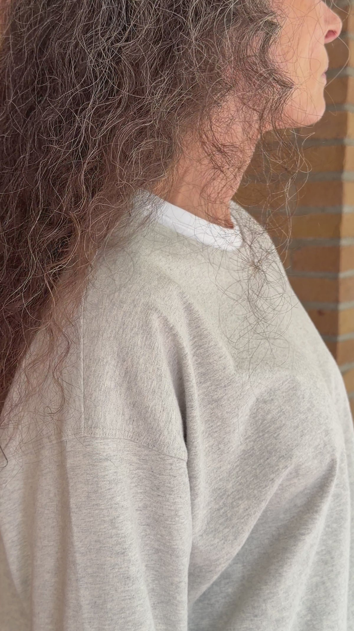 The Rose in Grey Melange. An oversized long sleeve that wears like a sweater, but lighter. 95% organic cotton with 5% elastane. Shown on model together with The Michelle in Crispy White.