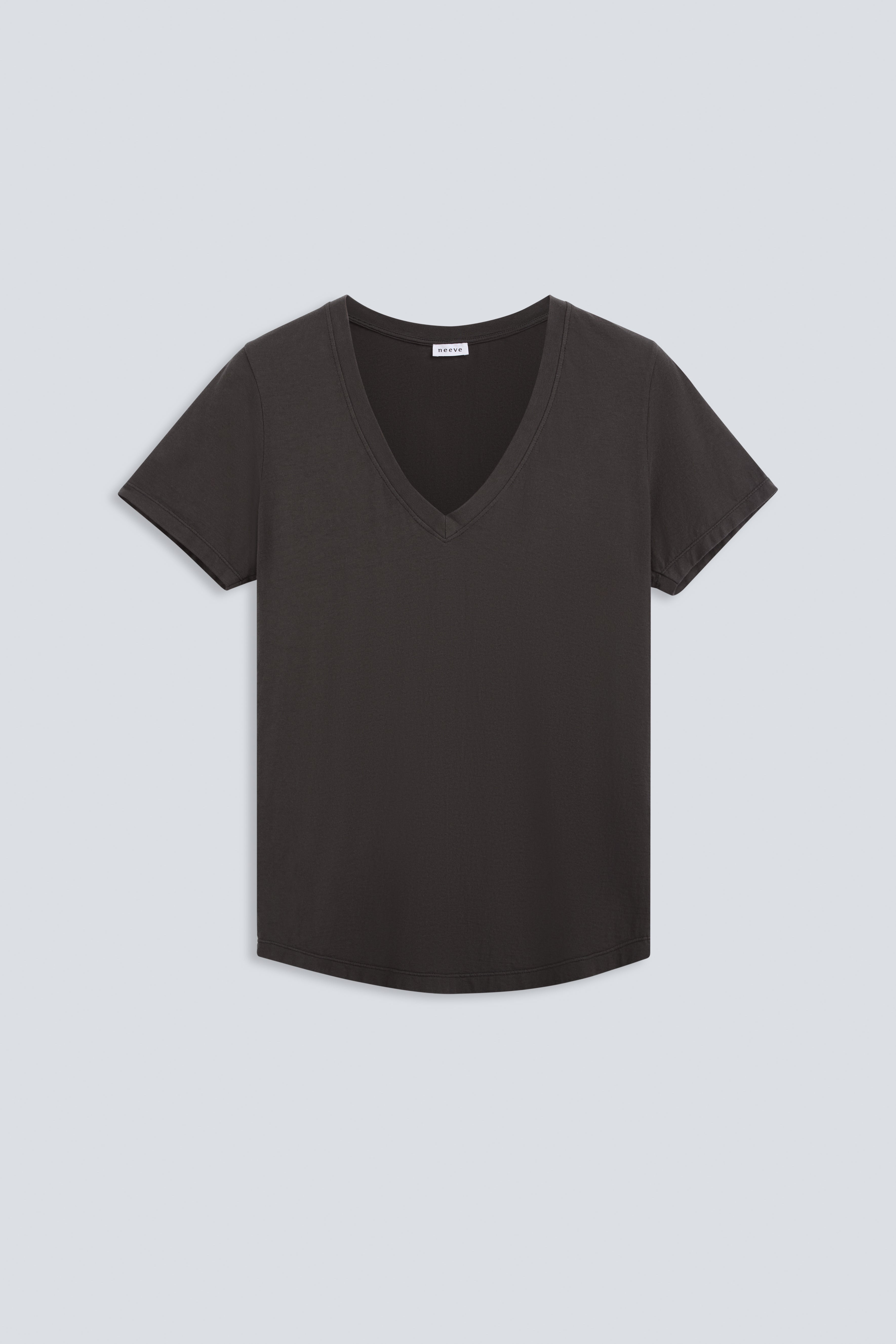 The Stella in Pitch Black. V-Neck, 100% organic cotton, 140 grams. GOTS, made in Portugal. Front view.